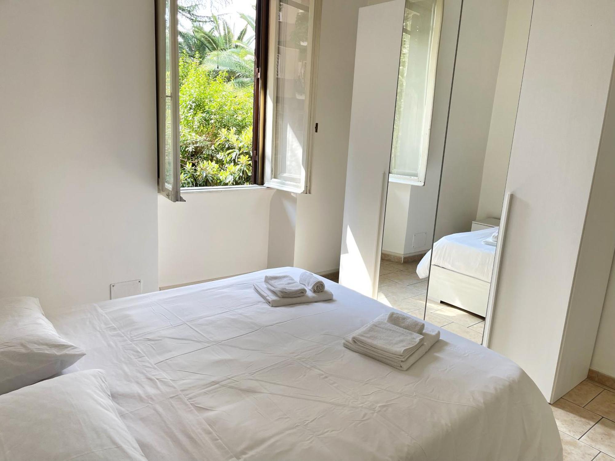 La Dolce - Stone's Throw From The Center Roma